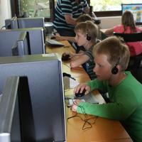 Ganz konzentriert nutzen die Schüler das webbasierte Training www.coolandsafe.eu